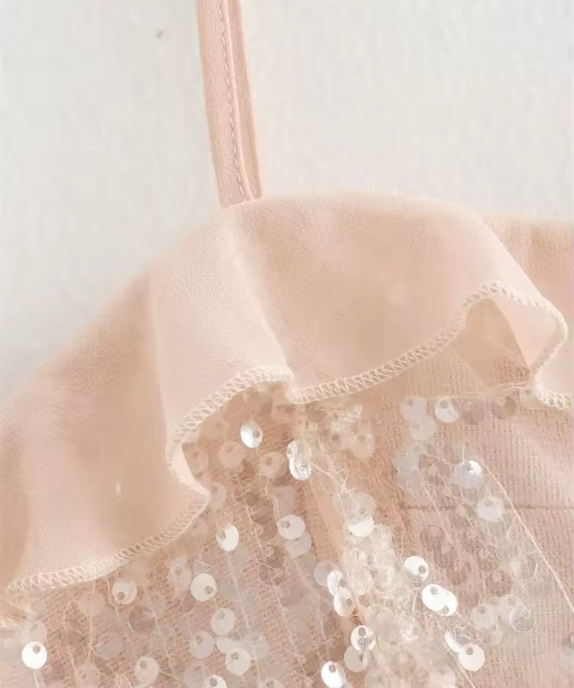 TOP CON VOLANT E PAILLETTES