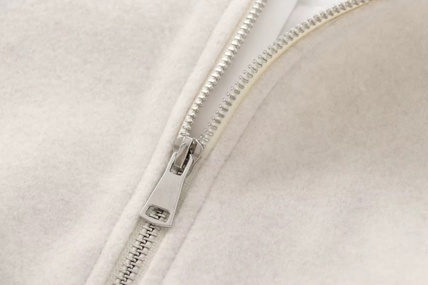 BLOUSON ZIPPÉ AVEC BASE ÉLASTIQUÉE