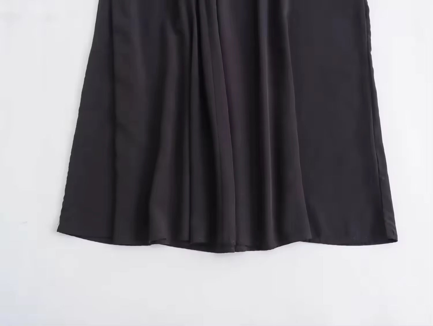 ROBE FLUIDE À BRETELLES EN SATIN