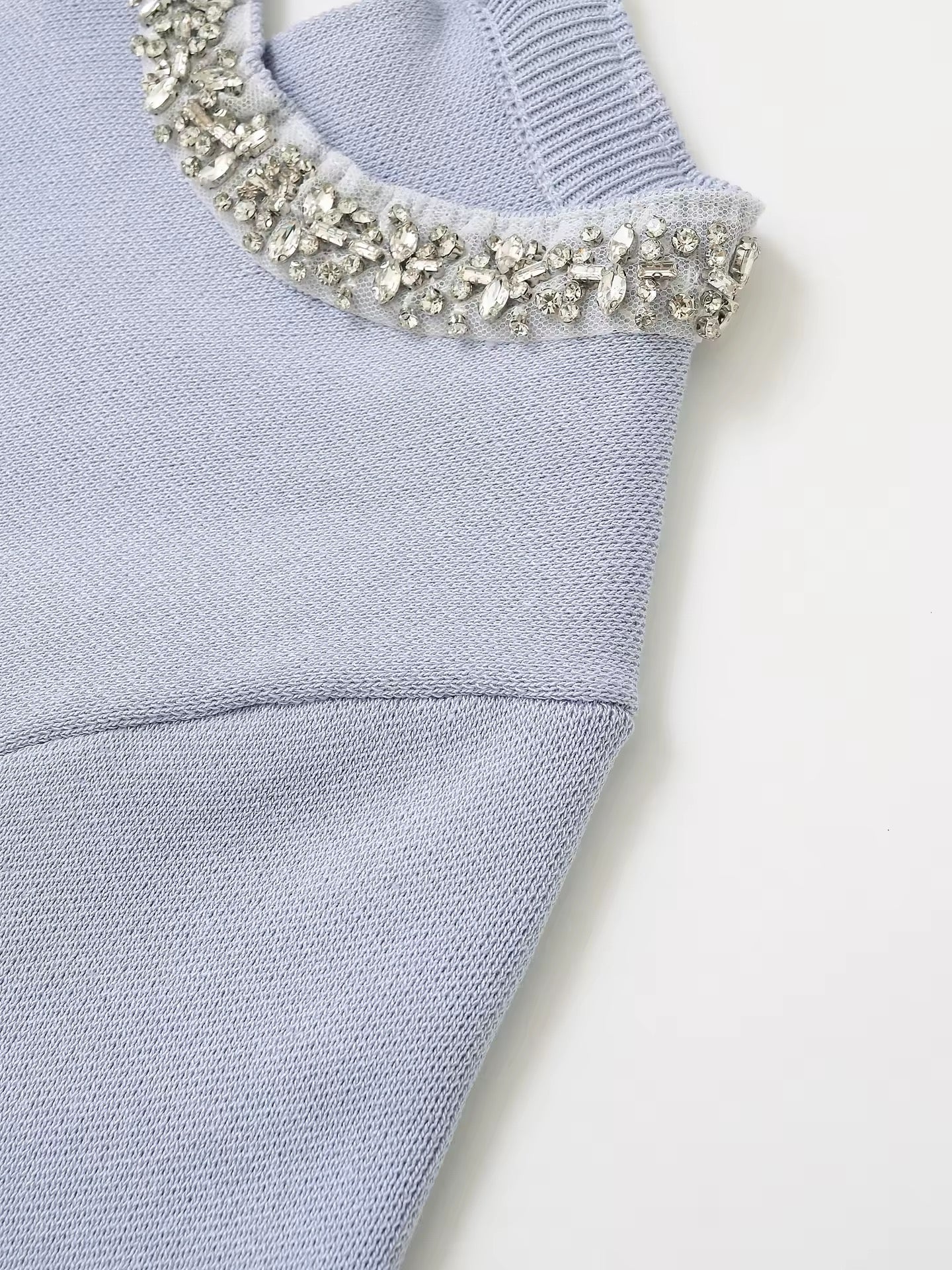 TOP EN MAILLE À COL ORNÉ DE STRASS