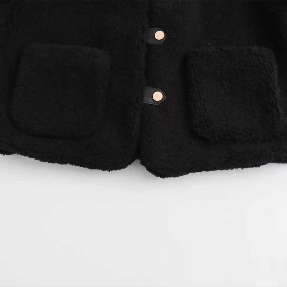VESTE COURTE EN BOUCLETTE AVEC BOUTONS DORÉS