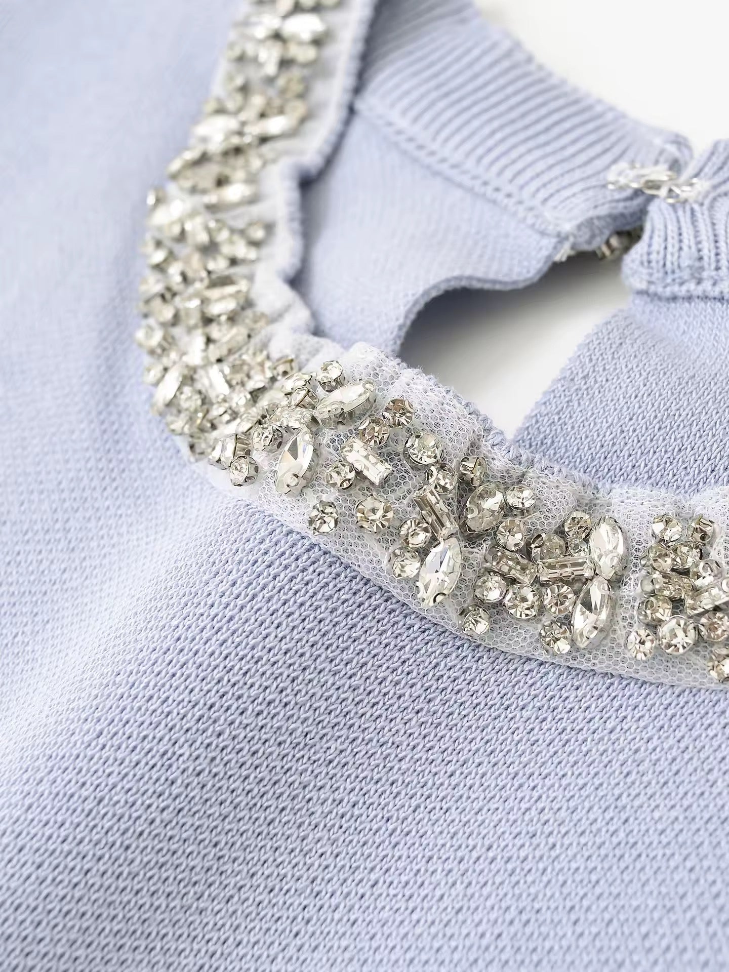 TOP EN MAILLE À COL ORNÉ DE STRASS