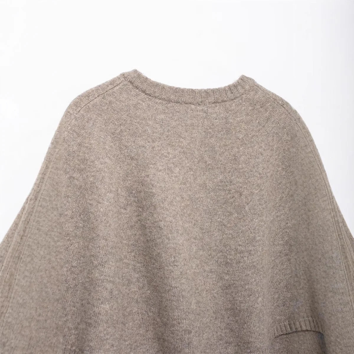 Knitted poncho • Women