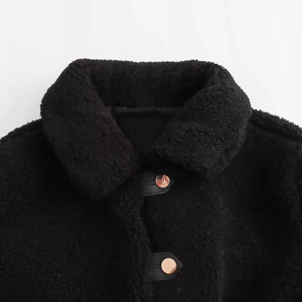 VESTE COURTE EN BOUCLETTE AVEC BOUTONS DORÉS