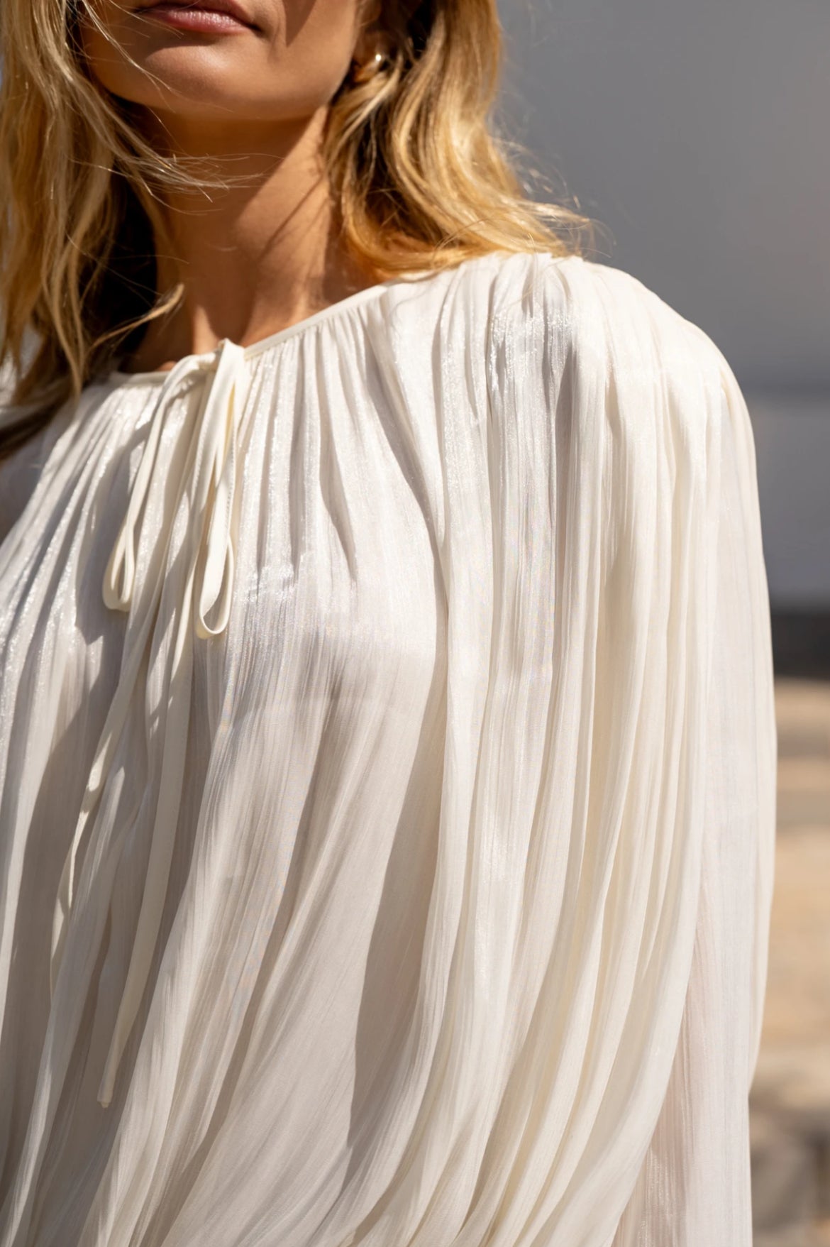 ROBE COURTE À MANCHES LONGUES VOLANTÉES
