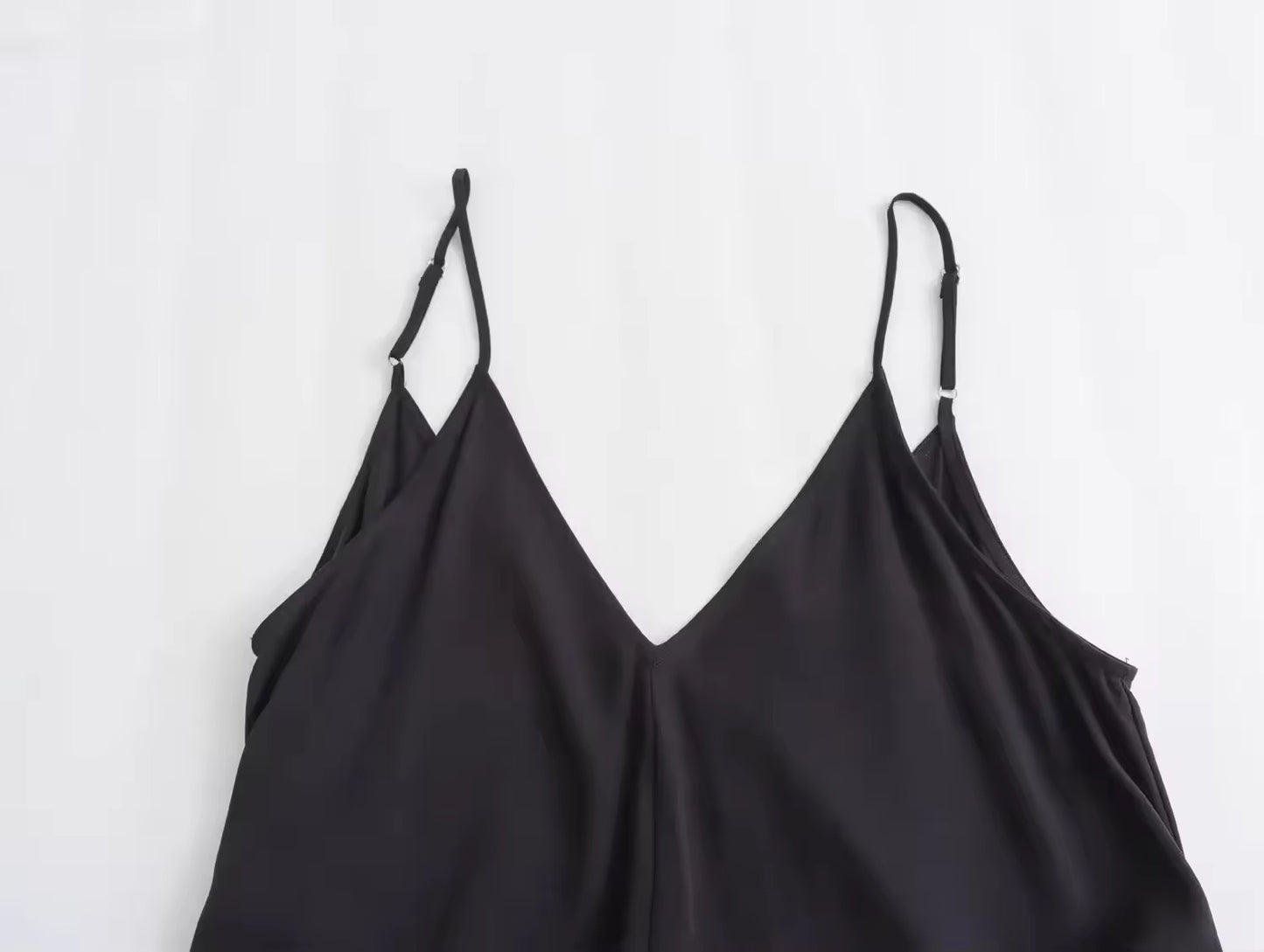 ROBE FLUIDE À BRETELLES EN SATIN