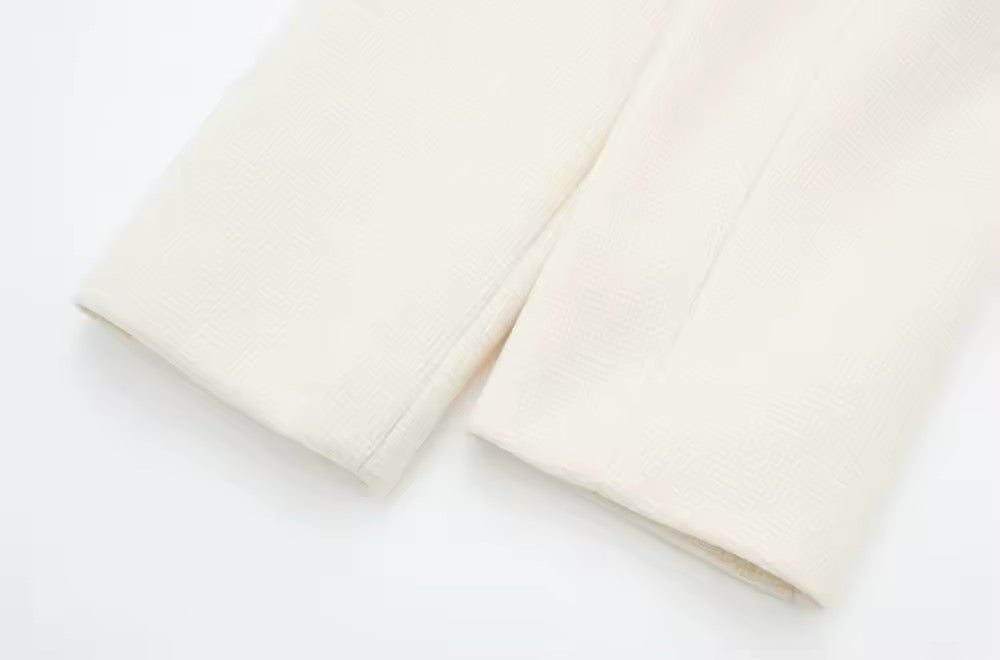 Veste élégante boutonnée en or