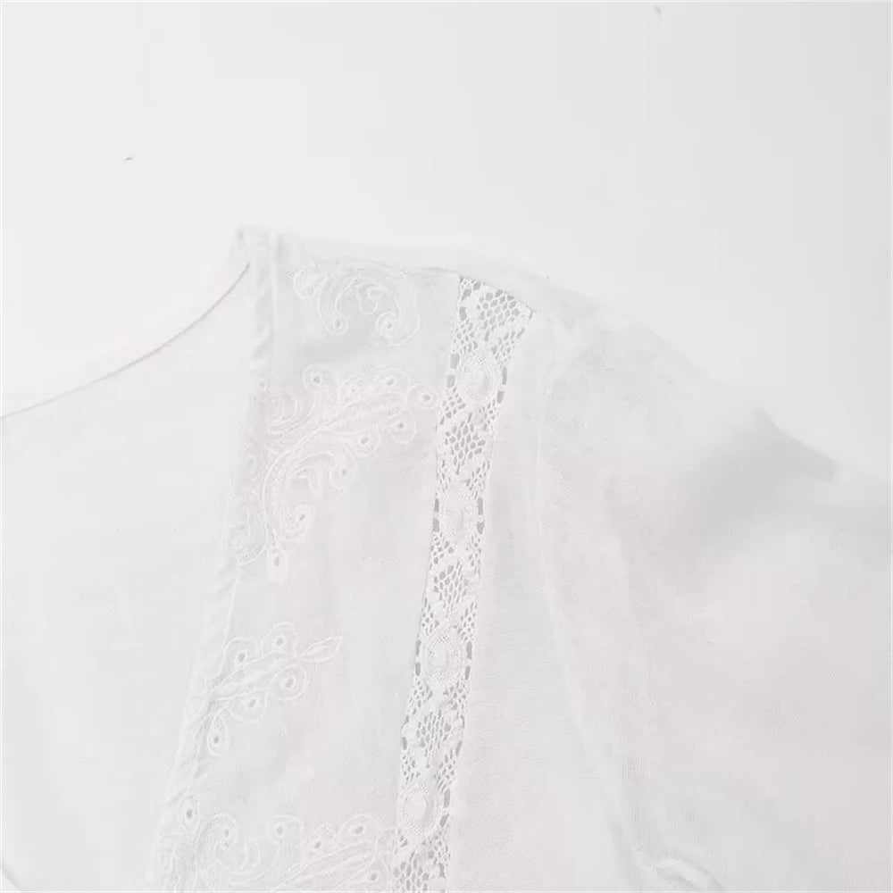 Blusa ricamata decorata con pizzo