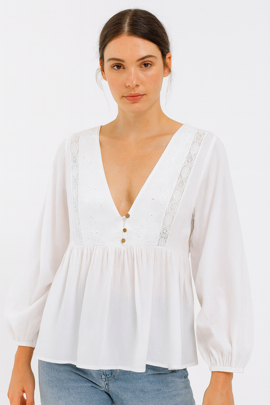 BLOUSE À DÉCOLLETÉ V ET DENTELLE