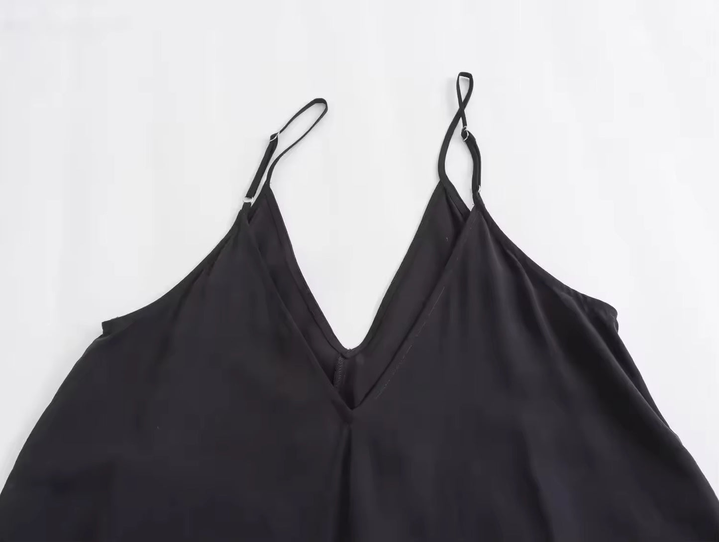 ROBE FLUIDE À BRETELLES EN SATIN