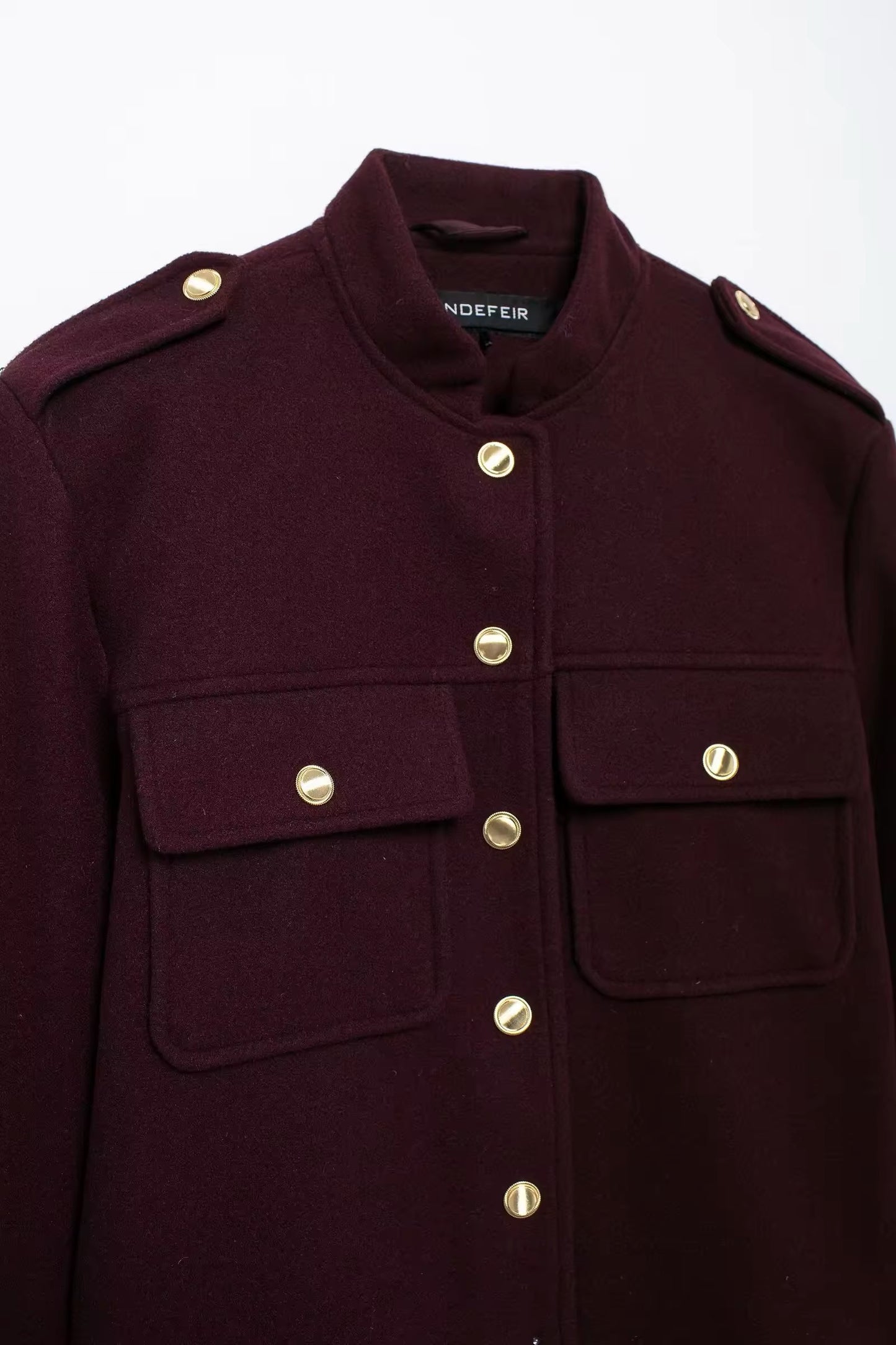 Veste boutonnée en or