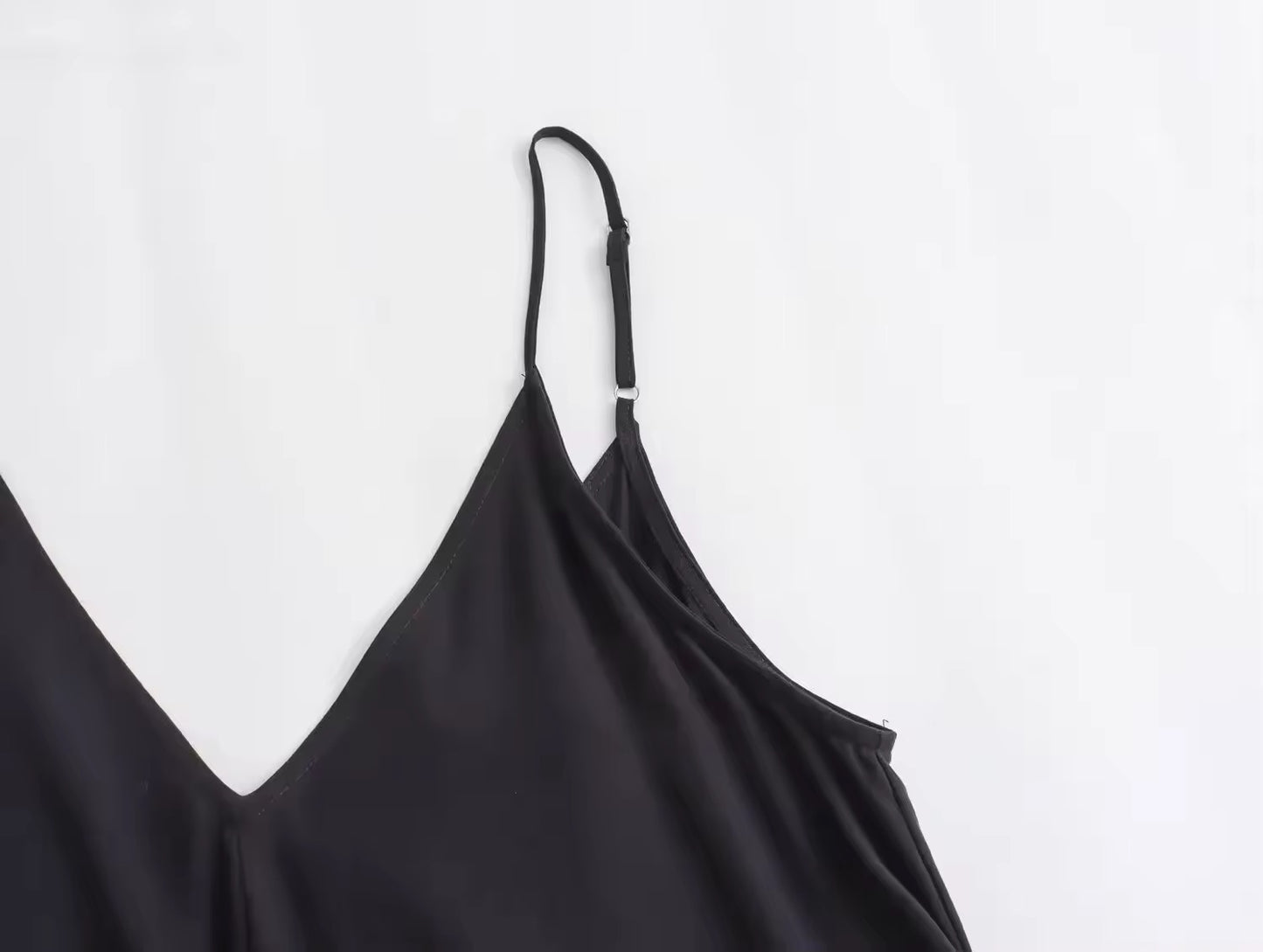 ROBE FLUIDE À BRETELLES EN SATIN
